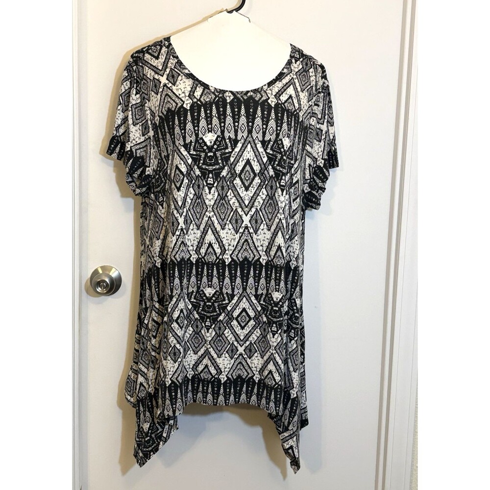 Chelsea & Theodore XXL Geometric Print Top Black White Blouse Sharkbite Hem